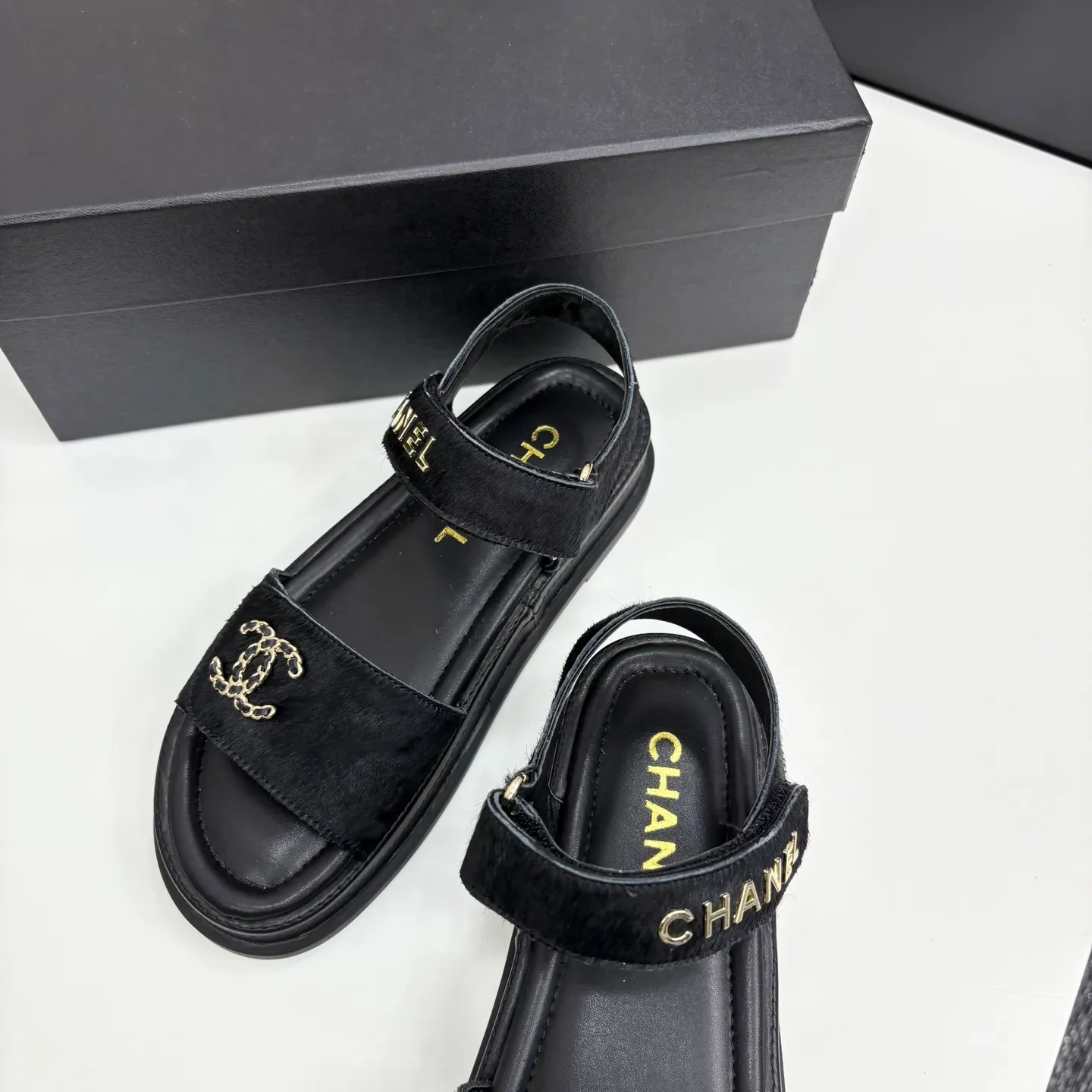 👟👟Ex-factory price 560👟👟Chanel Chanel's new early autumn thick-soled sandals are popular on catwalks on major social platforms. One of the most popular sandals at the moment. Soft and comfortable on the feet. Horsehair upper imported from Italy. Sheepskin feet. Original molded outsole Size: 35-40 (41 customized)